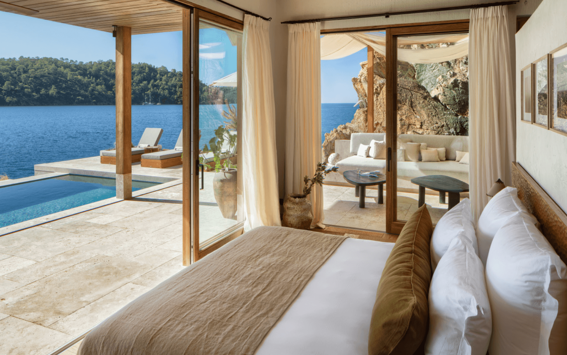 Spacious interiors, an architecture that integrates with nature and elegance in simplicity... Ahama Private Villa redefines the boundaries of personal comfort. The rituals of daily life slow down here; special chef menus, fireplace chats and moments that belong only to you are shaped by the rhythm of nature.