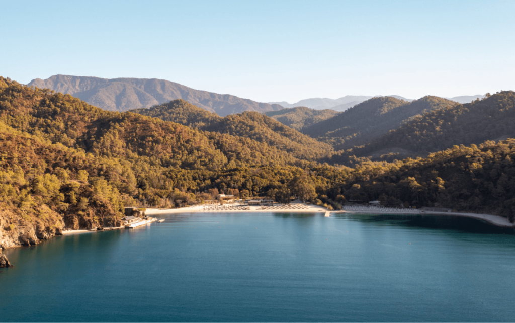 Time slows down on its own at Ahama. Every moment spent in healing stillness establishes a delicate balance between body and soul. Surrounded by the blue of the Mediterranean, this special accommodation experience is a haven for those who feel the rhythm of nature.