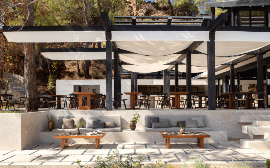 Glasshouse is an elegant meeting point in Ahama hands, which belongs to every moment of the day. In the morning, it offers a calm and delicious breakfast accompanied by a forest view. By day, it revives the soul with spatial, acoustic performances and bohemian DJ sets.