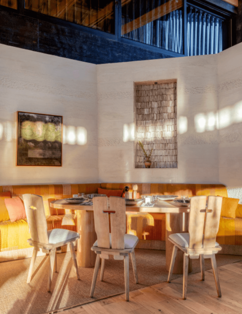 Glasshouse is the address of lightness and serenity at every moment of the day. The place calms down with the first light of the morning and nourishes your soul with the warm acoustic tones and intimate meetings of the evening. Flavor and nature meet here at Ahama.
