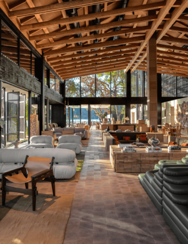 Mornings at Glasshouse begin gently with the calm view of the bay and the smell of fresh coffee. The carefully prepared à la carte breakfast offers serenity with the first light of day. As the day progresses, the light and relaxed atmosphere of the venue hosts pleasant moments throughout the day.