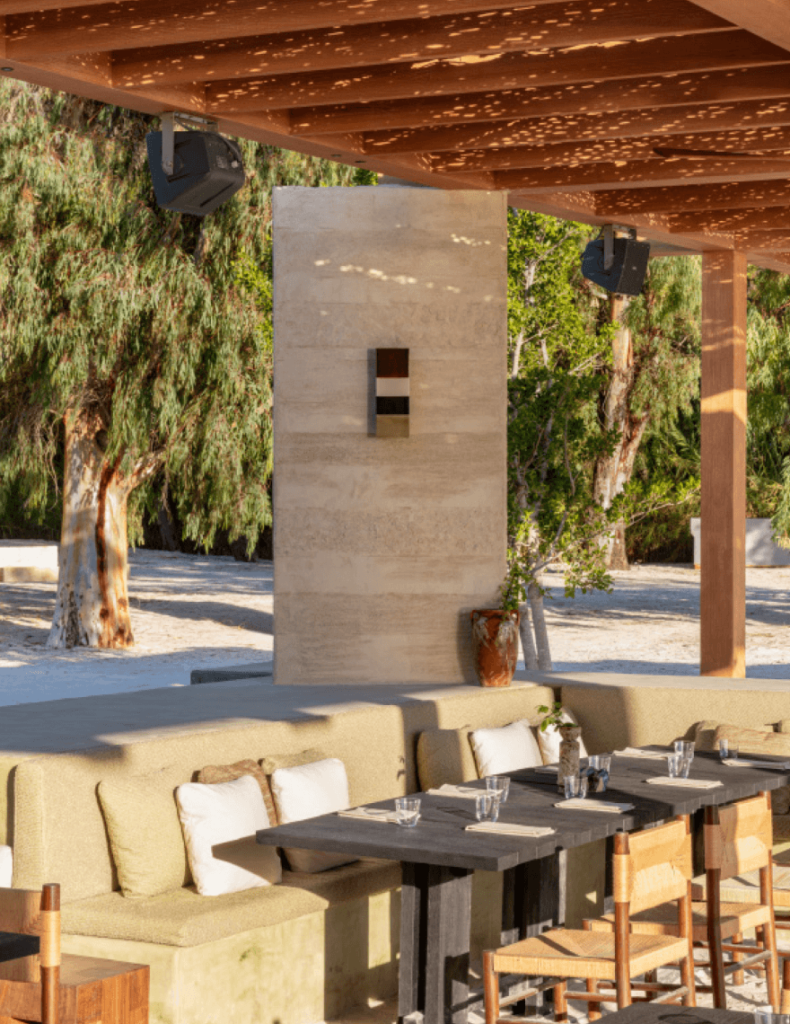 Mezkla is a unique restaurant experience inspired by the energy of Istanbul and shaped by the tranquility of Gunluklu Bay. Its menu, which lasts all day, comes to life with fresh seafood, wood-fired grilled vegetables and warm, handmade breads.