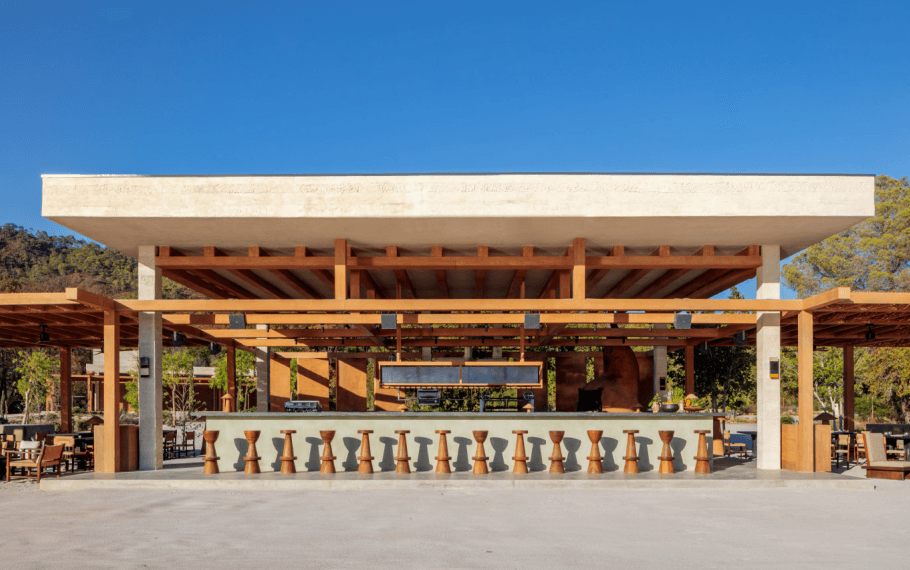 Offering a calm and relaxing ambiance by the sea, Mezkla creates a warm spatial experience surrounded by wooden textures and colors inspired by nature.