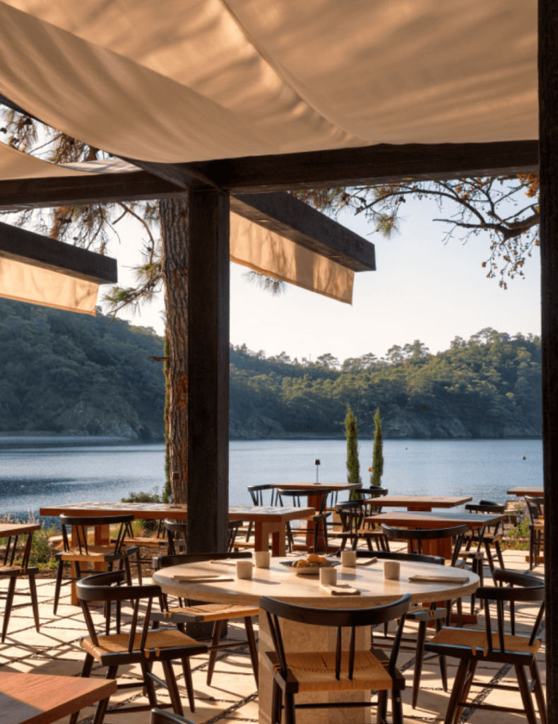The restaurants in Ahama present the natural Mediterranean cuisine with creative interpretations. Menus prepared with fresh local products, aromatic herbs from the herb farm and the purest flavors from the sea turn every bite into a sensory journey.