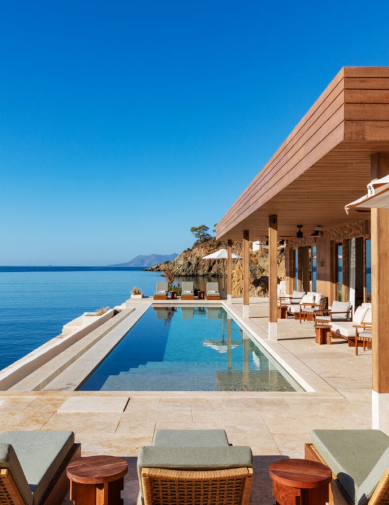 Built with an architecture that respects the rhythm of nature, Private Villa was specially designed for those seeking bayfront serenity and healing stillness. Take a walk along your own coastline and dive into the infinity pool at sunset.