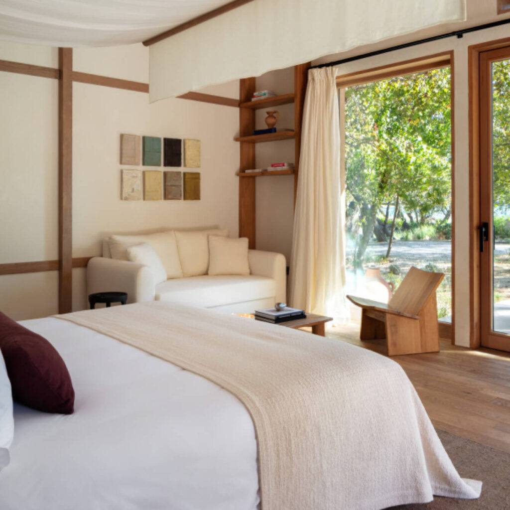 Ahama Cabanas brings to life the silence of Gunluklu Bay with its nature-honoring architecture and simple aesthetics. The soft tones of earth and sand, combined with linen, jute, wood and stone textures, offer a calm and deep reconnection in nature experience.