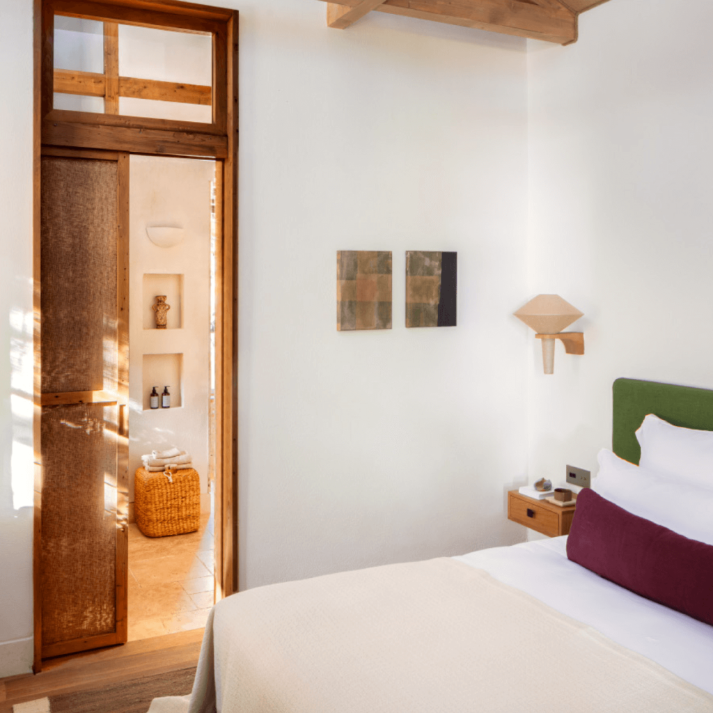 With 79 m² of interior living space and a 17 m² terrace, Premier Forest View Cabana offers an ideal nature experience for families with two separate bedrooms. Thanks to its wide open spaces, every moment spent in the forest promises serenity and renewal.