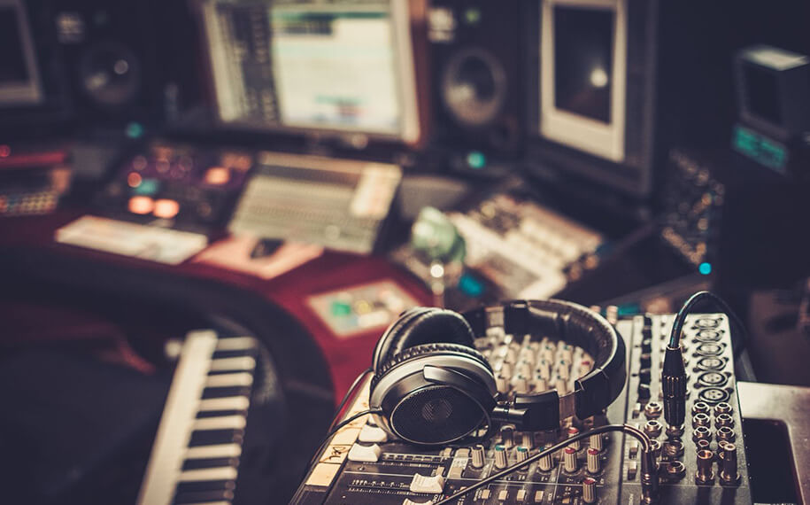 Ahama Music Studio is a haven for creative exploration. Inspired by nature, this private space allows guests to create original compositions, practice in groups or learn new skills through music lessons.